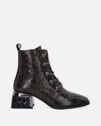 LAKIEROWANE BOTKI Z MOTYWEM ZWIERZĘCYM 0436645R9071 605. Botki Venezia, bez wzorów, z lakierowanej skóry, bez obcasa, bez zapięcia. Za 499.00 zł.