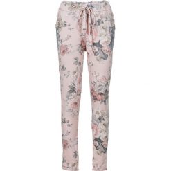 Spodnie dresowe z nadrukiem bonprix jasnoróżowy z nadrukiem. Spodnie dresowe marki bonprix. Za 59.99 zł.