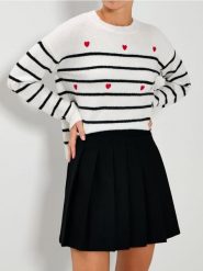 Sweter w paski i serca - biały. Białe swetry Sinsay, l, bez wzorów, bez ramiączek. Za 49.99 zł.