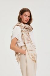 Szal w marmurkowy wzór beżowy. Brązowe szaliki i kominy MOODO, bez wzorów, z poliesteru. Za 59.99 zł.
