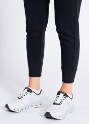 ON Cloudgo Buty do biegania damskie białe. Białe buty do biegania On, bez wzorów, bez zapięcia, do biegania. Za 449.99 zł.