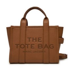 Torebka Marc Jacobs. Brązowe torebki klasyczne Marc Jacobs, bez wzorów, klasyczne, bez dodatków. Za 2,049.00 zł.