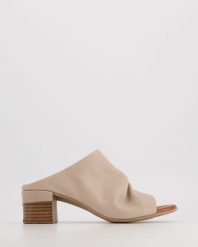 SKÓRZANE KLAPKI 00961716D SI GRE. Klapki Venezia, bez wzorów, ze skóry, bez obcasa, bez zapięcia. Za 239.00 zł.
