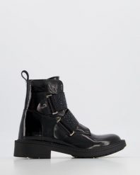 LAKIEROWANE BOTKI G0441215 BLACK. Czarne botki Venezia, bez wzorów, z lakierowanej skóry, bez obcasa, bez zapięcia. Za 269.00 zł.