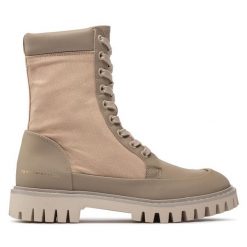 Trapery Tommy Hilfiger. Brązowe traperki Tommy Hilfiger, bez wzorów, casualowe, bez obcasa, bez zapięcia. Za 739.99 zł.