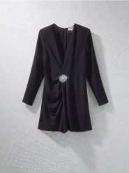 Kombinezon z ozdobnym detalem - czarny. Czarne kombinezony Reserved, l, bez wzorów, z tkaniny, bez kołnierzyka, bez ramiączek. W wyprzedaży za 159.99 zł.