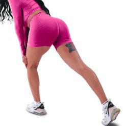 Techniczne szorty z efektem push-up i idealną sylwetką. Czerwone szorty R-EVENGE, bez wzorów, z elastanu. Za 131.89 zł.