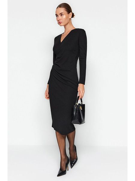 Trendyol Sukienka w kolorze czarnym rozmiar: L. Czarne sukienki Trendyol, l, bez wzorów, bez kołnierzyka, bez ramiączek, midi. Za 65.54 zł.