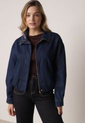 Ciemnoniebieska Jeansowa Kurtka Przejściowa z Bawełny o Kroju Bombki z Kołnierzykiem Jotima. Niebieskie kurtki Born2be, m, bez wzorów, z bawełny, eleganckie, bez kaptura. Za 169.99 zł.