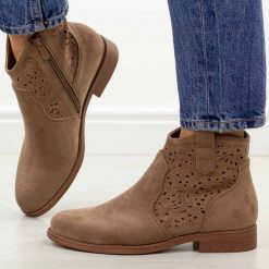 Coffee zamszowe ażurowe botki damskie S.Barski 8019. Botki S.BARSKI, w ażurowe wzory, z jeansu, eleganckie, z okrągłym noskiem, bez obcasa, na obcasie, bez zapięcia. Za 229.00 zł.