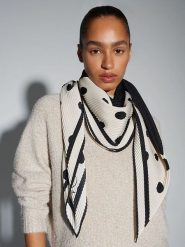 OPUS Chusta w kolorze beżowo-czarnym rozmiar: onesize. Brązowe chusty Opus, bez wzorów, z materiału. Za 60.99 zł.