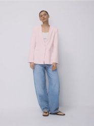 Jednorzędowa marynarka - pastelowy róż. Czerwone marynarki i żakiety Reserved, l, bez wzorów, z tkaniny, bez ramiączek. Za 199.99 zł.