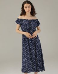 Granatowa sukienka w kwiaty. Sukienki Unisono, l, bez wzorów, z wiskozy, bez kołnierzyka, bez ramiączek, midi, rozkloszowane. Za 139.00 zł.