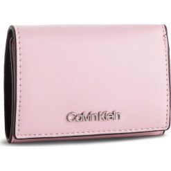Mały Portfel Damski CALVIN KLEIN - Small Wallet K60K604859 639. Portfele marki Calvin Klein Jeans. Za 229.00 zł.