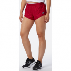 New Balance WS03265NCR. Szorty New Balance, bez wzorów, z materiału, sportowe. W wyprzedaży za 49.99 zł.
