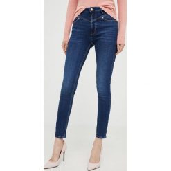 Guess jeansy damskie high waist. Niebieskie jeansy Guess, z aplikacjami, z denimu, z podwyższonym stanem. Za 599.99 zł.