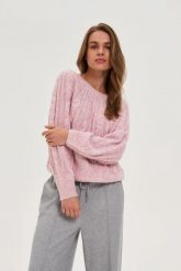 Sweter z ozdobnym splotem różowy. Czerwone swetry MOODO, l, bez wzorów, ze splotem, bez ramiączek. Za 119.99 zł.