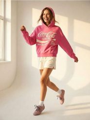 Bluza hoodie z napisem Coca Cola - różowy. Czerwone bluzy Sinsay, l, bez wzorów, bez ramiączek, bez kaptura. Za 59.99 zł.