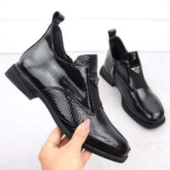 Skórzane botki damskie lakierowane kroko z ozdobą czarne Filippo DBT6425. Czarne botki Filippo, z aplikacjami, z lakierowanej skóry, eleganckie, bez obcasa, bez zapięcia. Za 239.99 zł.