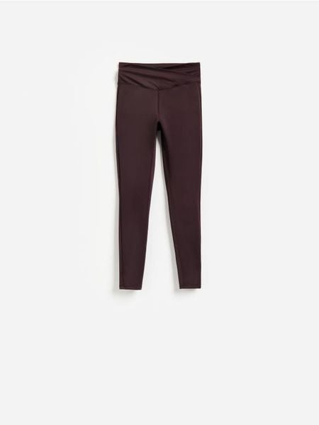 Gładkie legginsy - ciemnofioletowy. Fioletowe legginsy Reserved, bez wzorów, z dzianiny. Za 89.99 zł.