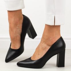 Czarne pu czółenka damskie na słupku Sergio Leone Pb216. Czarne czółenka Sergio Leone, na jesień, bez wzorów, ze skóry, eleganckie, bez obcasa, na słupku, bez zapięcia. Za 159.00 zł.