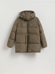 Pikowana kurtka z odpinanym kapturem - oliwkowy. Zielone kurtki Reserved, l, bez wzorów, z tkaniny. Za 359.99 zł.