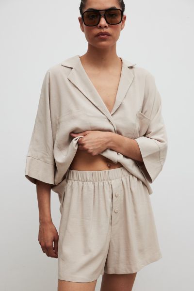 Krótkie szorty z lnem w kolorze SAND PEARL - ARCOS-XS. Szorty Marsala, bez wzorów, ze lnu. Za 179.90 zł.