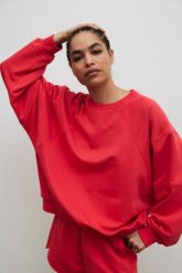 Bluza damska z przeszyciami w kolorze HIBISCUS RED - NORD-UNI. Czerwone bluzy Marsala, m, bez wzorów, z bawełny, bez ramiączek, bez kaptura. Za 319.90 zł.