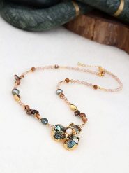 Pierres de Jade Pozłacany naszyjnik z elementami ozdobnymi - dł. 50 cm rozmiar: onesize. Białe naszyjniki Pierres de Jade, z materiału, z kryształem, pozłacane. Za 113.99 zł.