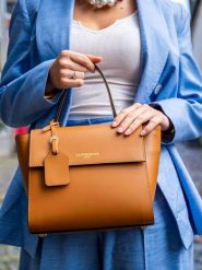 Victor & Hugo Paris Skórzana torebka "Nael" w kolorze karmelowym - 26,5 x 21 x 8,5 cm rozmiar: onesize. Brązowe torebki klasyczne Victor & Hugo Paris, bez wzorów, z materiału, przez ramię, bez dodatków. Za 327.10 zł.