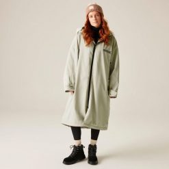 Unisex dla dorosłych wodoodporny szlafrok do zmiany. Brązowe szlafroki damskie Regatta, bez wzorów, bez ramiączek. W wyprzedaży za 607.55 zł.