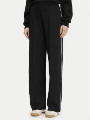 Guess Spodnie dresowe V6BB05 K6265 Czarny Regular Fit. Czarne spodnie sportowe Guess, z aplikacjami, z dresówki. Za 394.99 zł.