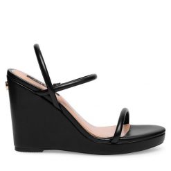 Sandały Nine West. Czarne sandały Nine West, bez wzorów, bez obcasa, na koturnie, bez zapięcia. Za 219.99 zł.