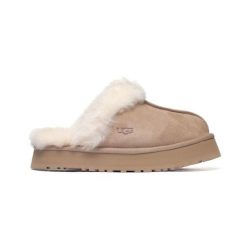 Kapcie damskie UGG W DISQUETTE. Brązowe kapcie UGG, bez wzorów. Za 529.99 zł.