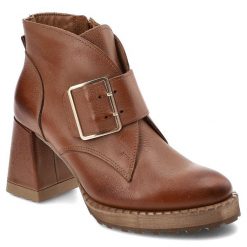 Brązowe Botki Armodo Modne Obuwie Damskie. Brązowe botki Armodo, bez wzorów, z materiału, eleganckie, bez obcasa, na obcasie, bez zapięcia. Za 499.00 zł.