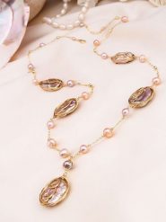 Pierres de Jade Pozłacany naszyjnik z elementami ozdobnymi - dł. 45 cm rozmiar: onesize. Brązowe naszyjniki Pierres de Jade, z materiału, z perłą, pozłacane. Za 130.99 zł.