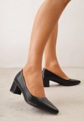 Czarne Skórzane Czółenka VICES na Słupkowym Obcasie Nerilise. Czarne czółenka Renee, bez wzorów, z satyny, eleganckie, bez obcasa, bez zapięcia. Za 149.99 zł.