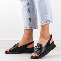 Czarne skórzane sandały damskie na koturnie Filippo Ds6069/25. Czarne sandały Filippo, z aplikacjami, ze skóry, eleganckie, bez obcasa, na koturnie, bez zapięcia. Za 189.00 zł.