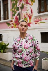 Rozpinana bluza w kwiaty różowa. Czerwone bluzy bez kaptura MOODO, l, bez wzorów, z bawełny, bez kaptura. Za 149.99 zł.