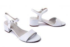 TAMARIS 1-28250-42 100 M2824942 white, sandały damskie. Białe sandały Tamaris, bez wzorów, z gumy, bez obcasa, bez zapięcia. Za 299.90 zł.