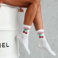 Białe skarpetki damskie cherries 1171. Białe skarpetki Milena, bez wzorów, z bawełny. Za 15.90 zł.