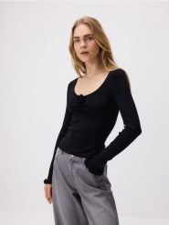 Sweter z wiskozą - czarny. Czarne swetry Reserved, l, bez wzorów, z dzianiny, bez ramiączek. W wyprzedaży za 79.99 zł.