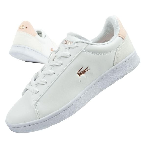 Buty damskie sportowe Lacoste Carnaby trampki. Białe buty sportowe lifestyle Lacoste, bez wzorów, sportowe, bez zapięcia. Za 261.81 zł.