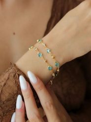 L'Atelier de Gaia Pozłacana bransoletka z elementami ozdobnymi rozmiar: onesize. Niebieskie bransoletki L'Atelier de Gaia, z kryształem, pozłacane. Za 74.81 zł.