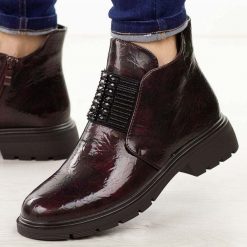 Bordowe lakierowane botki damskie M.Daszyński 2501-10. Czerwone botki M.Daszyński, bez wzorów, z jeansu, biznesowe, z okrągłym noskiem, bez obcasa, bez zapięcia. W wyprzedaży za 179.10 zł.