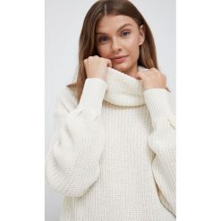 Vero Moda sweter damski kolor beżowy lekki z golfem. Brązowe swetry Vero Moda, l, bez wzorów, z dzianiny, bez ramiączek. Za 159.99 zł.