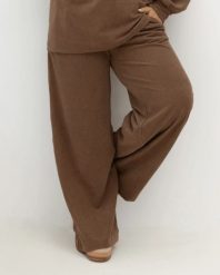 Oversizowe prążkowane spodnie Good Day Ahead na gumce z kieszeniami w kolorze kakao/ciepły brąz Plus Size Oversize. Białe spodnie dresowe Moda Size Plus Iwanek, bez wzorów, z dresówki, biznesowe, długie. Za 199.90 zł.