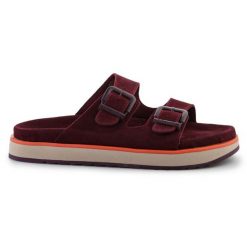 Klapki D.Franklin Nordic Sandal Buckle DFSH405004-BURG czerwone. Czerwone klapki bez wzorów, casualowe, bez obcasa, bez zapięcia. Za 360.01 zł.