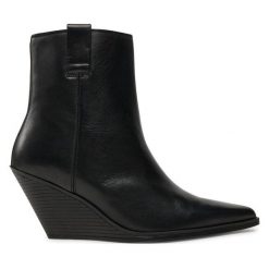 Botki Bronx. Czarne botki Bronx, bez wzorów, bez obcasa, na koturnie, bez zapięcia. Za 339.99 zł.