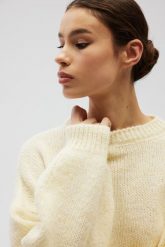 Sweter oversize z bufiastymi rękawami w kolorze BUTTER YELLOW - RIVERO. Żółte swetry Marsala, na lato, bez wzorów, z wełny, bez ramiączek. Za 249.90 zł.